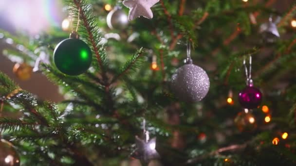Árbol Navidad Decorado Con Bolas Guirnalda — Vídeo de stock