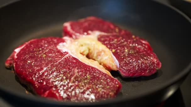 Juicy Beef Tenderloin Cooked Skillet — Vídeo de Stock