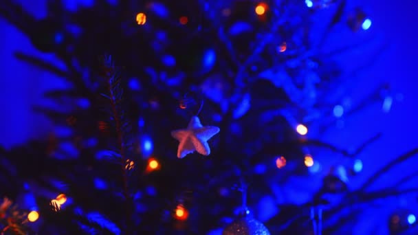 装饰圣诞树的球和花环 — 图库视频影像