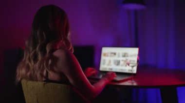 Geceleri porno siteleri izleyen bir kadın..