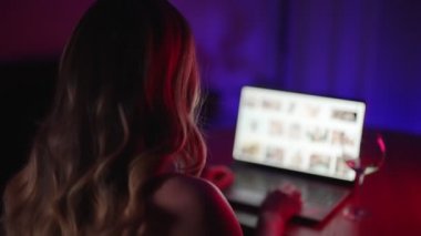 Geceleri porno siteleri izleyen bir kadın..
