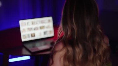 Geceleri porno siteleri izleyen bir kadın..