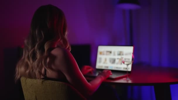夜にポルノサイトを見ている女性 — ストック動画