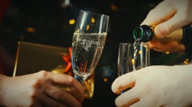 Şampanyayı bardağa dolduruyorum. Yeni yılı ya da Noel 'i kutlamak.