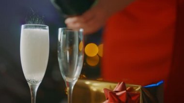 Şampanyayı bardağa dolduruyorum. Yeni yılı ya da Noel 'i kutlamak.