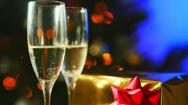 Hediyeli iki kadeh şampanya. Yeni yıl ya da Noel konsepti.