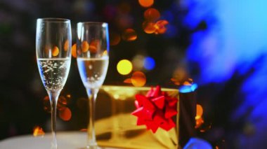Hediyeli iki kadeh şampanya. Yeni yıl ya da Noel konsepti.
