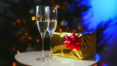Hediyeli iki kadeh şampanya. Yeni yıl ya da Noel konsepti.