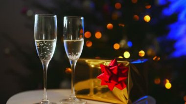 Hediyeli iki kadeh şampanya. Yeni yıl ya da Noel konsepti.