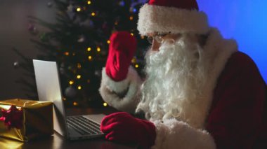 Noel Baba web kamerasında konuşuyor..