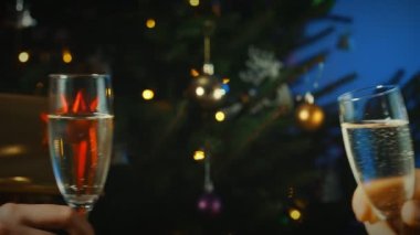 Yılbaşında ya da Noel 'de şampanyayla kadeh tokuştururuz..