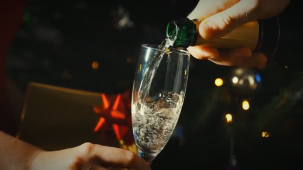 Наливаємо Шампанське Склянку Святкування Нового Року Або Різдва — стокове відео