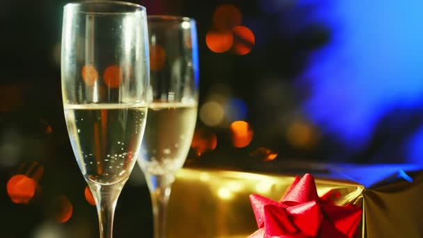 Dvě Sklenky Šampaňského Dárkem Nový Rok Nebo Vánoční Koncept — Stock video