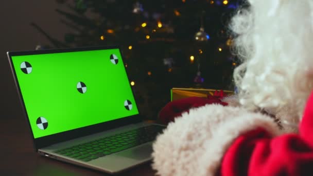 Άγιος Βασίλης Μιλάει Χρησιμοποιώντας Λάπτοπ Πράσινο Chroma Κλειδί Για Σας — Αρχείο Βίντεο