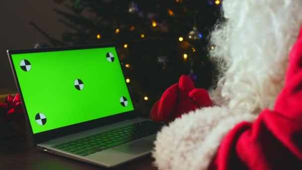 Santa Claus Charlando Con Ordenador Portátil Tecla Croma Verde Para — Vídeos de Stock