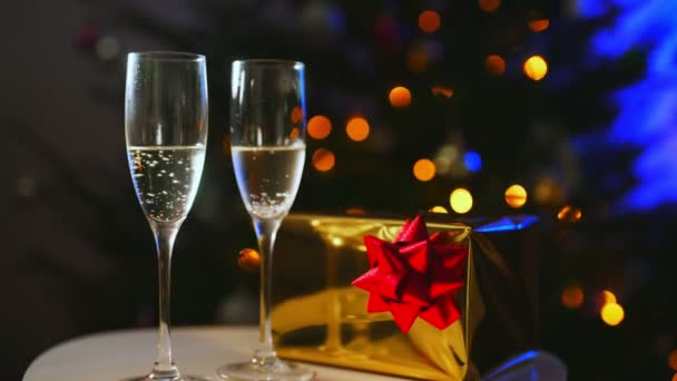 Дві Склянки Шампанського Подарунком Новорічна Або Різдвяна Концепція — стокове відео