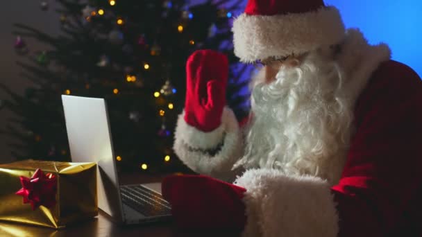 サンタクロースはウェブカメラで話している — ストック動画