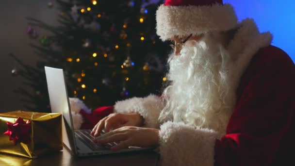 Santa Claus Typing Letter Computer — Vídeo de Stock