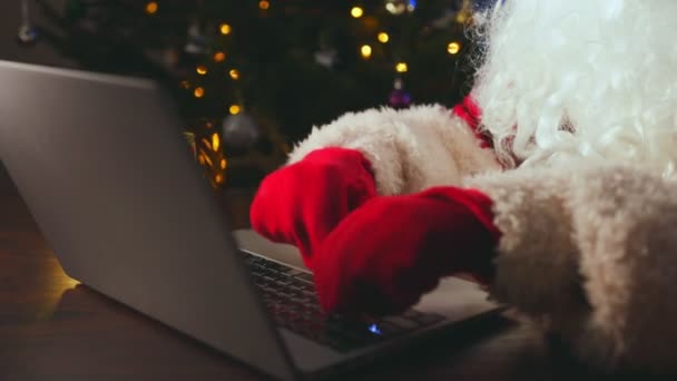 圣诞老人正在电脑上打一封信 — 图库视频影像