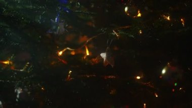 Toplar ve çelenklerle süslenmiş Noel ağacı.