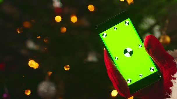 Noel Baba Telefonu Elinde Tutuyor Daren Için Yeşil Krom Anahtar — Stok video