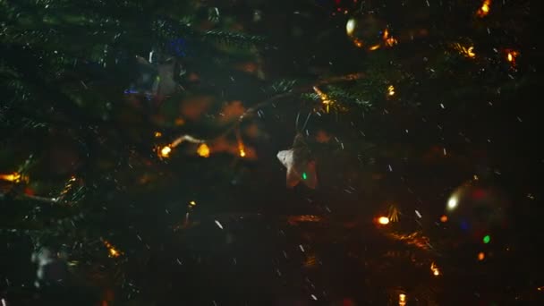 Díszített Karácsonyfa Golyókkal Koszorúval — Stock videók