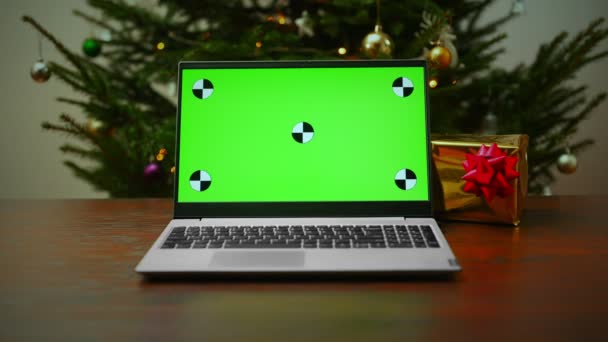 Laptop Karácsonyfával Ajándékkal Zöld Chroma Kulcs Hirdetéshez — Stock videók