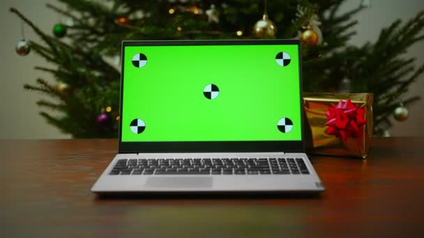 Laptop Com Árvore Natal Presente Chave Croma Verde Para Seu — Vídeo de Stock