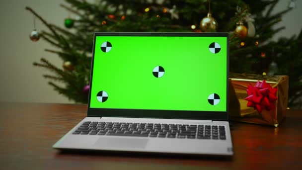 Laptop Met Kerstboom Cadeau Groene Chroma Sleutel Voor Reclame — Stockvideo