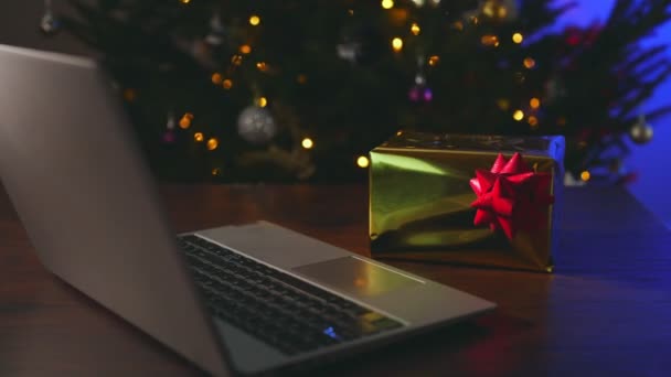 Laptop Met Kerstboom Cadeau — Stockvideo