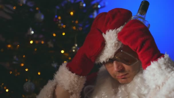 Kerstman Met Fles Whisky Het Nieuwe Jaar — Stockvideo