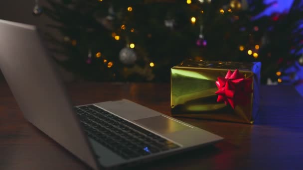 Ordenador Portátil Con Árbol Navidad Regalo — Vídeos de Stock