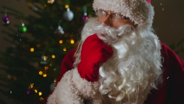 Santa Claus Brýlemi Červeným Kloboukem Přemýšlí — Stock video