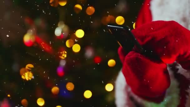 Santa Claus Menggunakan Smartphone Tempat Untuk Iklan Anda — Stok Video
