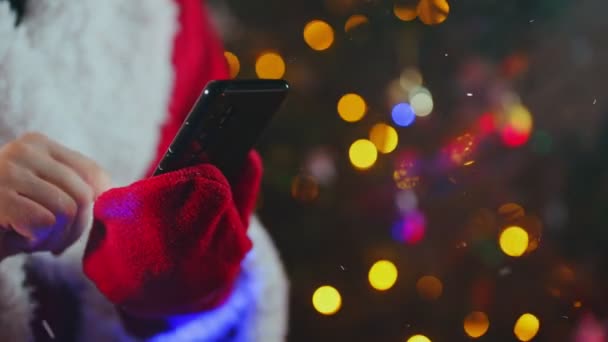Noel Baba Akıllı Telefon Kullanıyor Reklamınız Için Yer — Stok video