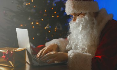 Noel Baba bilgisayarda bir mektup yazıyor..
