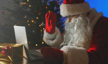 Noel Baba web kamerasında konuşuyor..