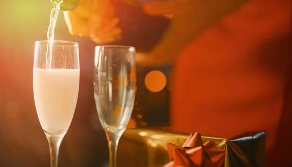 Nalít Šampaňské Sklenice Oslava Nového Roku Nebo Vánoc — Stock fotografie