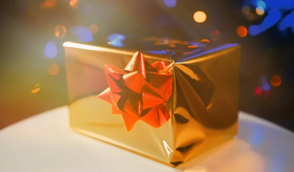 Regalo Año Nuevo Embalaje Brillante Junto Árbol Navidad — Foto de Stock