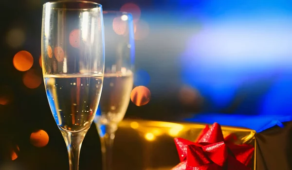 Dvě Sklenky Šampaňského Dárkem Nový Rok Nebo Vánoční Koncept — Stock fotografie