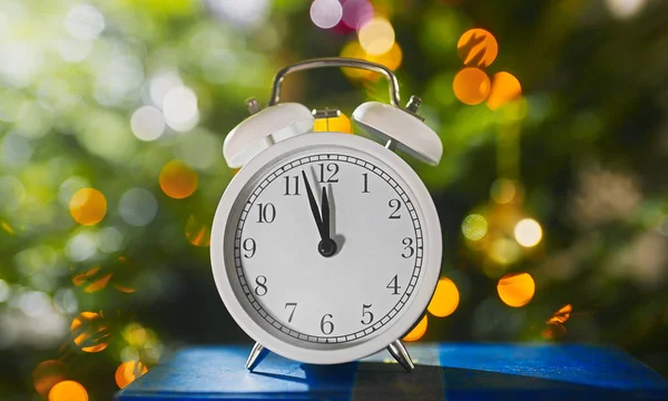 Cinco Minutos Antes Del Año Nuevo Reloj Junto Árbol Navidad —  Fotos de Stock