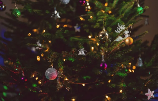 Gedecoreerde Kerstboom Met Ballen Slinger — Stockfoto