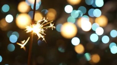 Noel ağacının arka planında Bengal yangını.