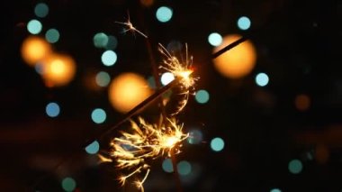 Noel ağacının arka planında Bengal yangını.