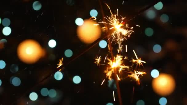 Fuego Bengala Fondo Del Árbol Navidad — Vídeos de Stock