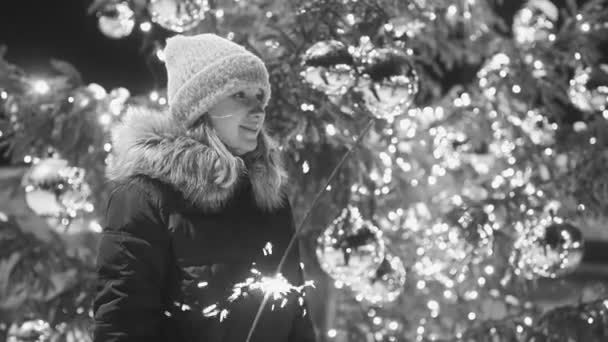 Moeder Dochter Met Bengaals Vuur Bij Kerstboom Zwart Wit — Stockvideo