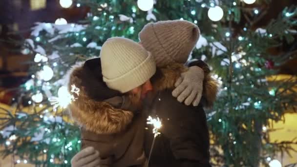 Mamá Hija Con Fuego Bengala Cerca Del Árbol Navidad — Vídeos de Stock