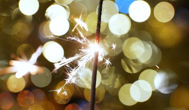 Noel ağacının arka planında Bengal yangını.