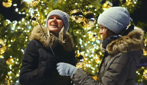 Mamá Hija Con Fuego Bengala Cerca Del Árbol Navidad —  Fotos de Stock