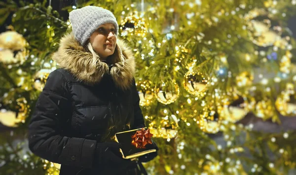 Mujer Con Regalo Esperando Cerca Del Árbol Navidad —  Fotos de Stock